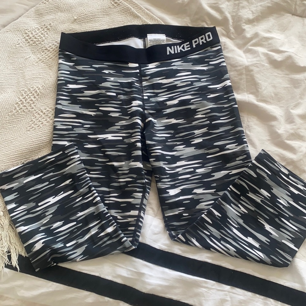 Nike Pro Capris - Picture 2 of 5